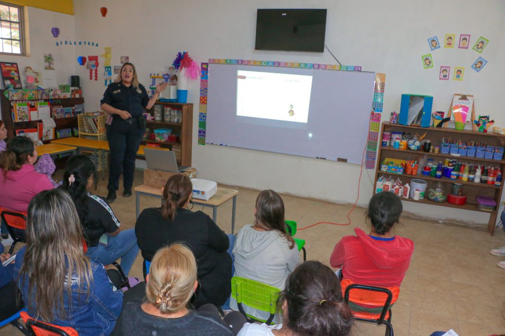 MADRES, PADRES Y ESTUDIANTES PARTICIPAN EN PLÁTICAS SOBRE SEGURIDAD Y PREVENCIÓN DEL DELITO