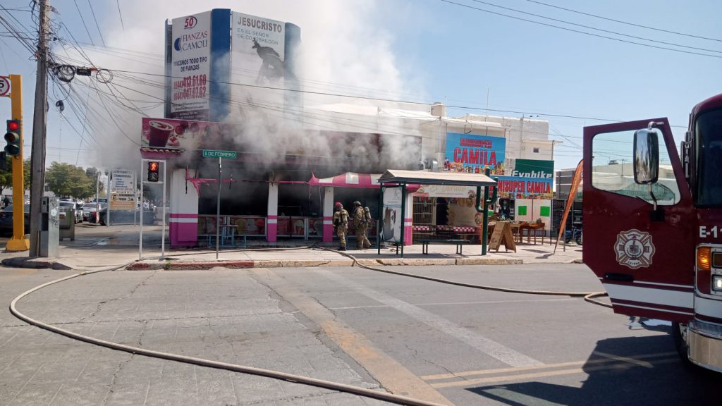CONTROLA BOMBEROS DE CIUDAD OBREGÓN INCENDIO EN PALETERÍA DEL CENTRO