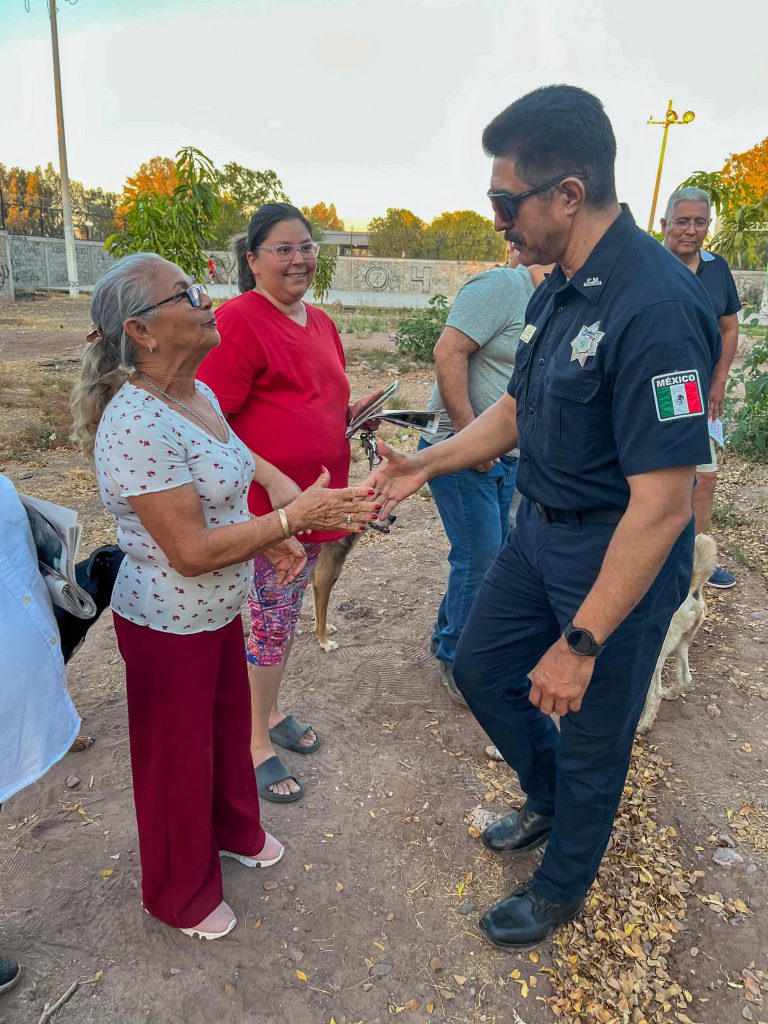 LLEVAN POLICÍA COMUNITARIO A COLONIA VALLE DORADO EN CAJEME