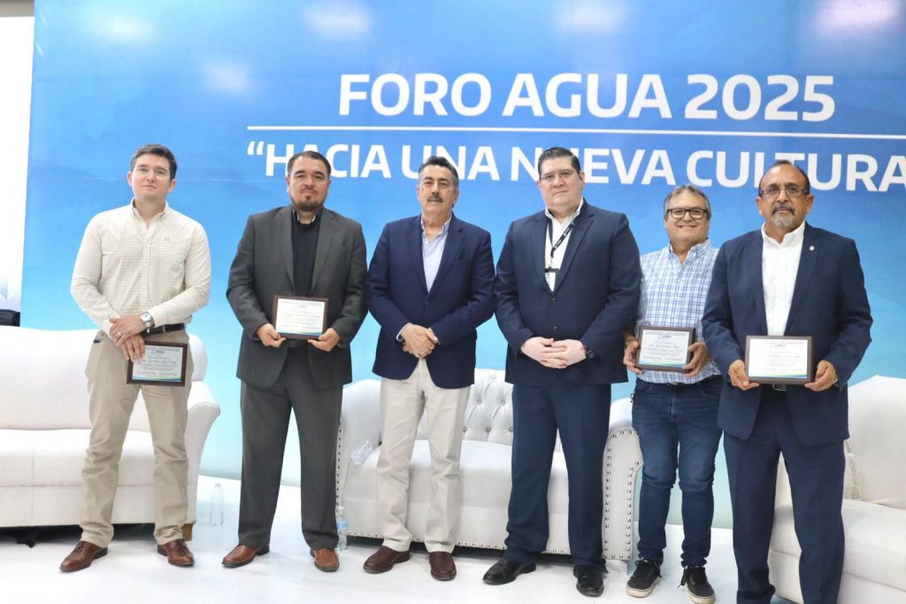 ENCABEZA JAVIER LAMARQUE EL FORO DEL AGUA “CUÍDALA PORQUE SE ACABA”